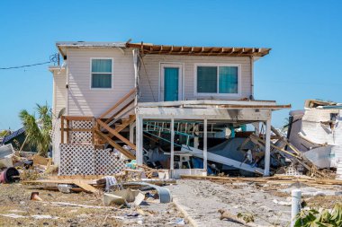 Ian Fort Myers Sahili FL Kasırgası tarafından yıkılan iki katlı modüler ev.