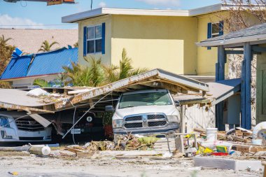 Fort Myers, FL, ABD - 1 Ekim 2022 Fırtına enkazı altında kalmış Ian Fort Myers FL