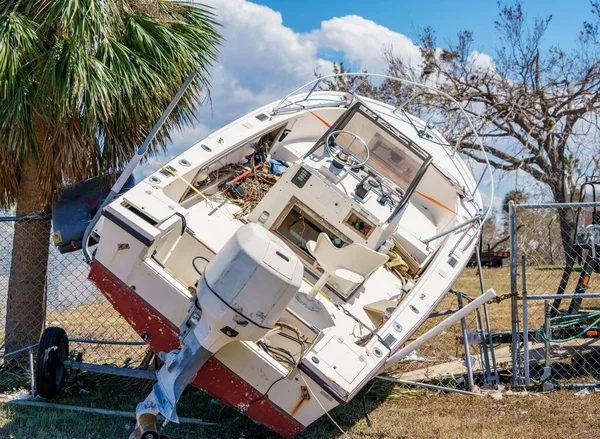 Barco Arrojado Una Valla Después Del Huracán Ian Fort Myers —  Fotos de Stock