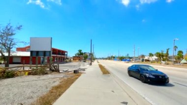 Ian Kasırgası 'nın ardından Fort Myers FL' de ağır rüzgarlar estikten sonra yerde yatan hareketli video elektrik hatları.