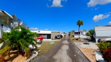 Ian Kasırgası ve sel baskınları yüzünden hasar gören taşınabilir evlerden geçiyoruz.