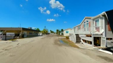 Ian Fort Myers Kasırgası 'ndan sonra karavan parkında hasar gördü.