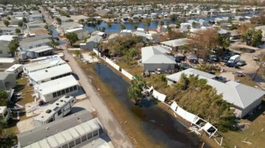 Evler Ian Fort Myers FL Kasırgası tarafından sular altında kaldı ve yıkıldı.