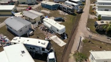 Ian Fort Myers Kasırgası 'ndan kalma mobil ev enkazı.