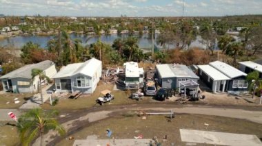 Ian Fort Myers FL Kasırgası 'ndan sonra mobil evler harabeye döndü.