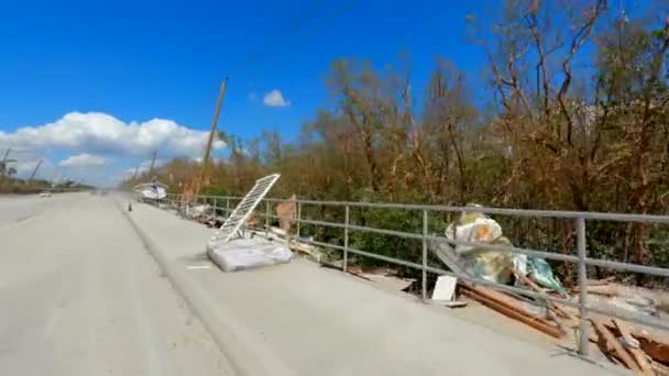 Σκουπίδια Και Τμήματα Σκαφών Από Τον Τυφώνα Ian Κύμα Καταιγίδα — Αρχείο Βίντεο