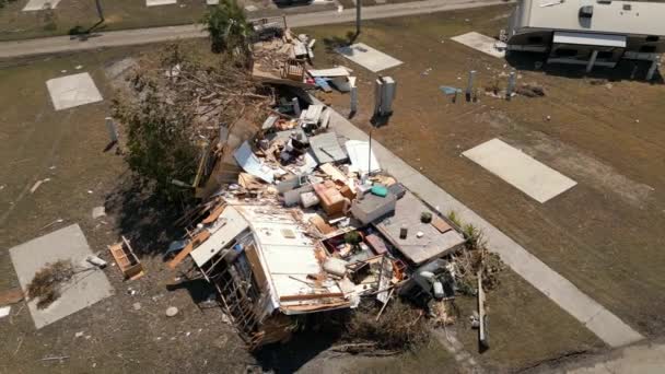Aerial Drone Inspeksi Rumah Mobile Dihancurkan Dan Dihancurkan Oleh Badai — Stok Video