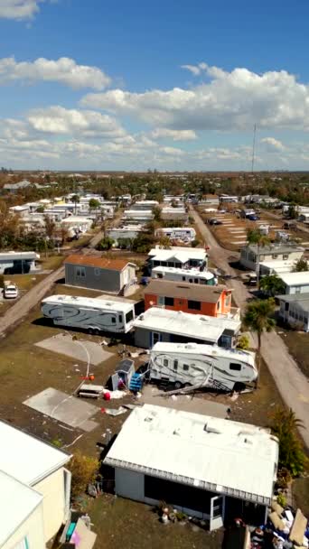 Вертикальний Повітряний Дрон Відео Форт Майєрс Ураган Після Руйнування Мобільного — стокове відео
