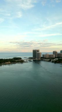 Dikey hava görüntüsü Miami giriş 4k