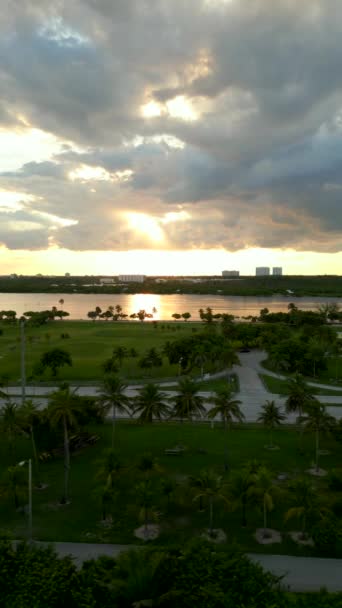 Dikey Görüntüler Miami Günbatımı Lık Bir Drone Çekildi — Stok video