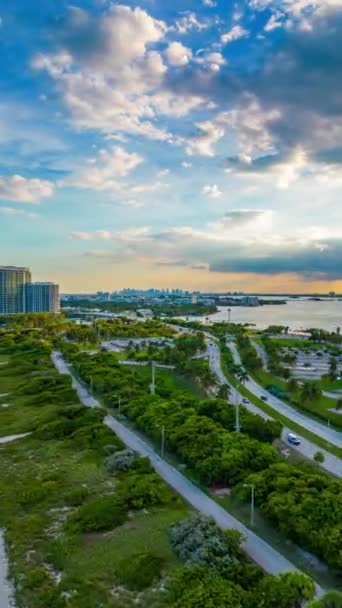 Vertikální Vzdušný Hyperlapse Miami Beach Haulover Západ Slunce — Stock video