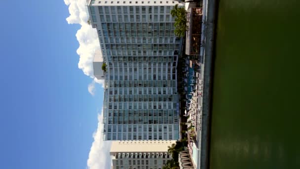垂直空中ドローンビデオ Mondrian Miami Beach — ストック動画