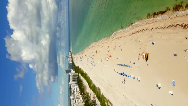 Verticale Antenne Drone Beelden Miami Beach Kustlijn Flyover — Stockvideo