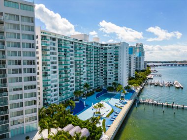 Mirador 1000 'in Miami Sahili' ne bakan havuz güvertesi fotoğrafı.