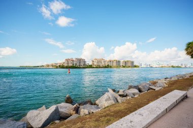Fisher Adası manzaralı Miami Beach körfezi fotoğrafı.
