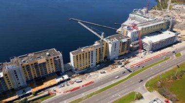 Hava video vinçleri çöktü. Sunseeker Resort Charlotte Limanı inşaat alanı 4k teftişi