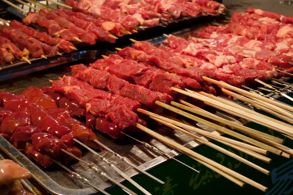 Rohe Spieße mit rotem Fleisch — Stockfoto