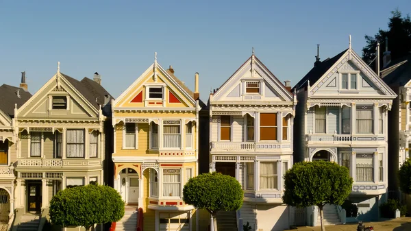 Wiktoriański dom w alamo square — Zdjęcie stockowe