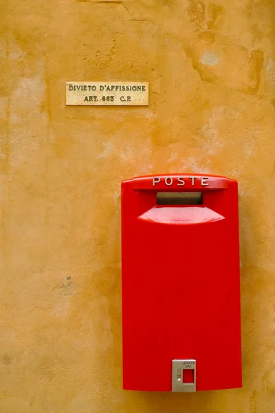 Röd postbox — Stockfoto