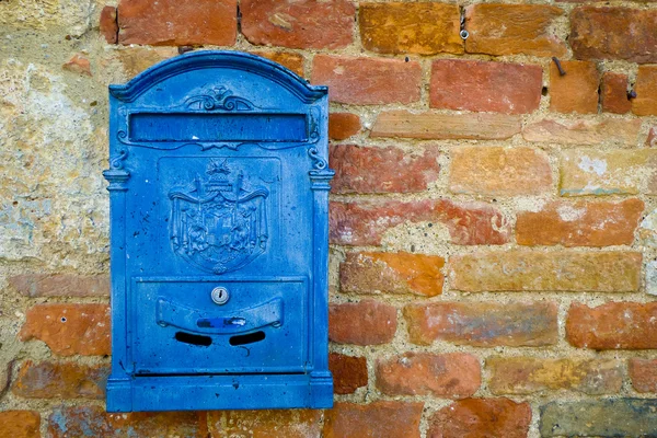 Синий почтовый ящик — стоковое фото