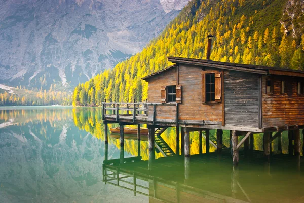 Braies jezero chýše — Stock fotografie