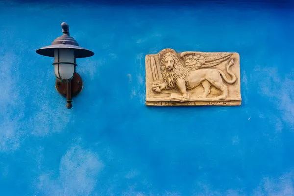 Venetian plate on blue — Stock Photo, Image