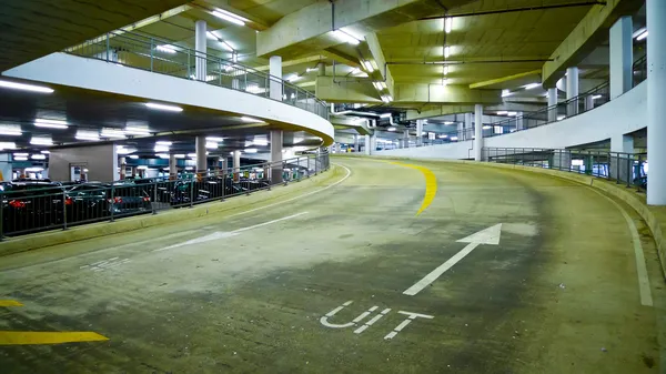 Parque de estacionamento interior — Fotografia de Stock