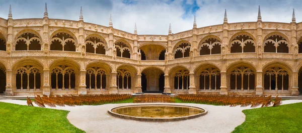 热罗尼姆斯修道院回廊全景 — 图库照片