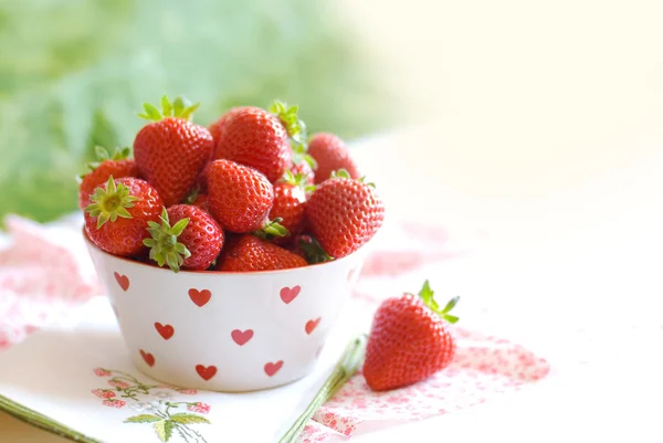 Tasse mit Erdbeeren — Stockfoto