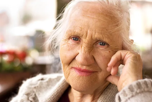 De oudere vrouw denken — Stockfoto