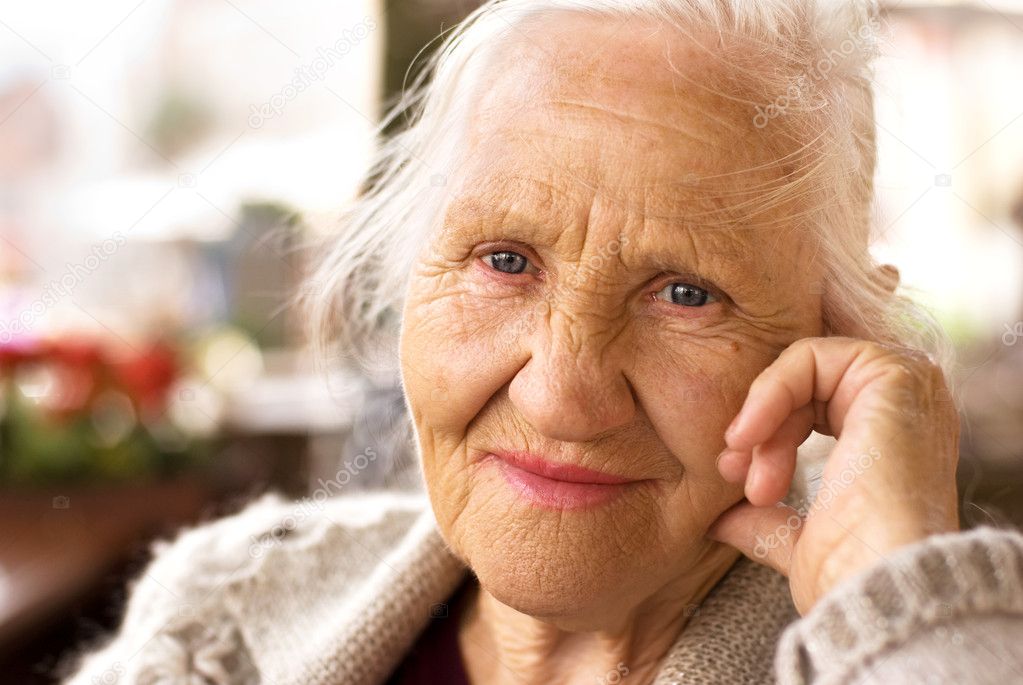 Очень сильные бабушки. Пожилая женщина улыбается. Лицо старушки. Старое лицо женщины. Пожилые люди.