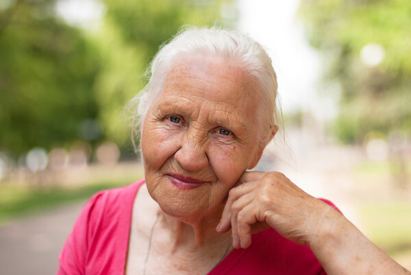 Пожилая улыбающаяся женщина
