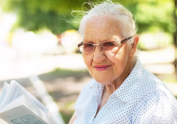 Donna anziana con libro — Foto Stock