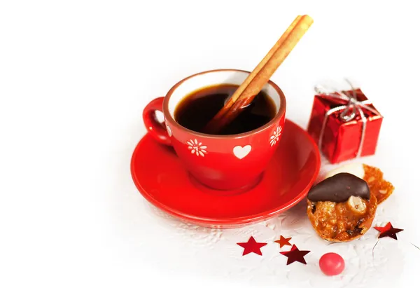 Weihnachtskaffee mit Zimtstangen — Stockfoto