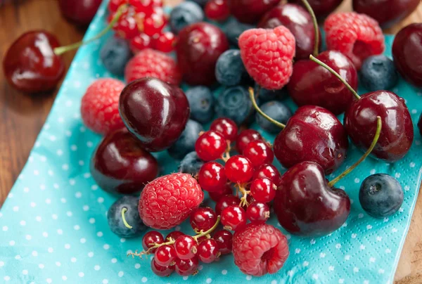 Свіжих вишень ягоди — стокове фото