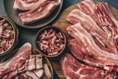 Yüksek yağlı et ürünleri çeşitliliği. Haşlanmamış pirzola, domuz filetosu, jambon, domuz pastırması.