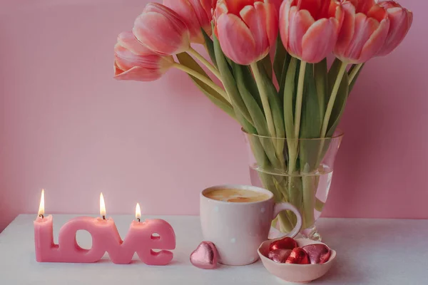 Bir Fincan Kahve Çikolata Mumla Yapayalnız Sevgililer Günü — Stok fotoğraf