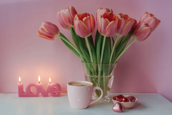 Tazza Caffè Con Cioccolato Sul Tavolo Decorato Con Tulipani Candela — Foto Stock