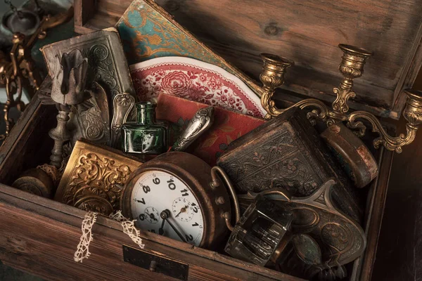 Antique Treasures Wooden Box Flea Market — 图库照片