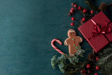 Noel hediyesi, dekorasyon ve ahşap arka planda zencefilli kurabiye. Metin için alanı olan düz resim