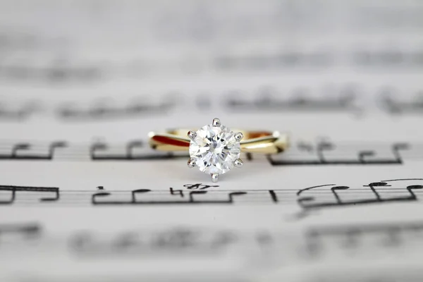 Solitaire nişan yüzüğü