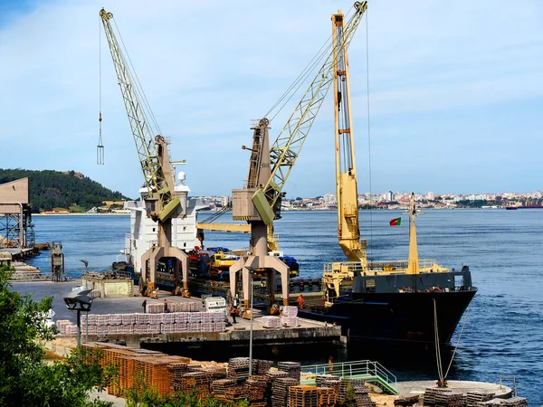 Frachtschiff Hafen Absolviert Umschlagsarbeiten — Stockfoto