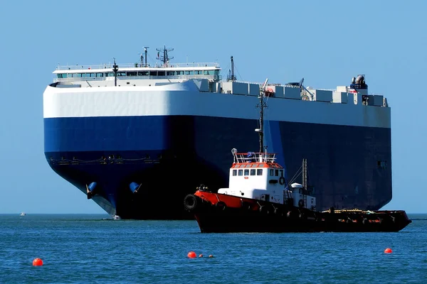 Auto Carrier Sleepboot Manoeuvres Baai Voor Het Aanmeren Bij Havenfaciliteiten Stockfoto