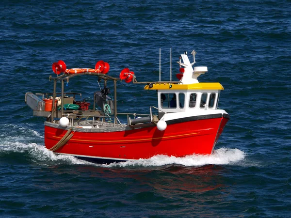 在海上出发的渔船到渔场 免版税图库照片