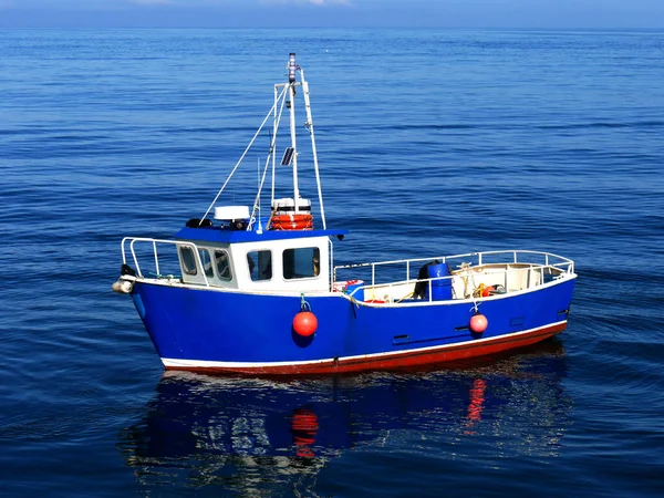 Невеликий Рибальський Човен Сидить Спокійних Водах Рибальських Територіях Ліцензійні Стокові Зображення