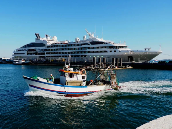 Navio Cruzeiro Cais Com Barco Pesca Passando Primeiro Plano Fotos De Bancos De Imagens