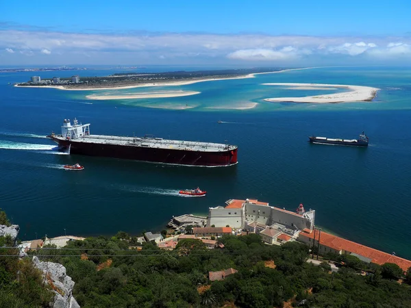 Marítimo Paisaje Marino Super Petrolero Saliendo Del Puerto Bajo Remolcador Fotos De Stock Sin Royalties Gratis