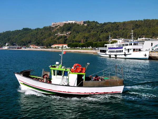 有城堡背景的渔船和旅游船的海景 免版税图库图片