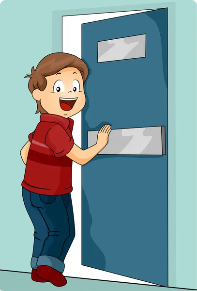 Chłopiec dziecko popychając drzwi, aby wprowadzić — Zdjęcie stockowe