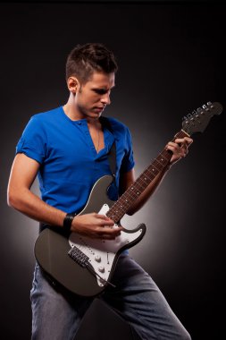 genç bir adam harika duygular ile gitar çalmak